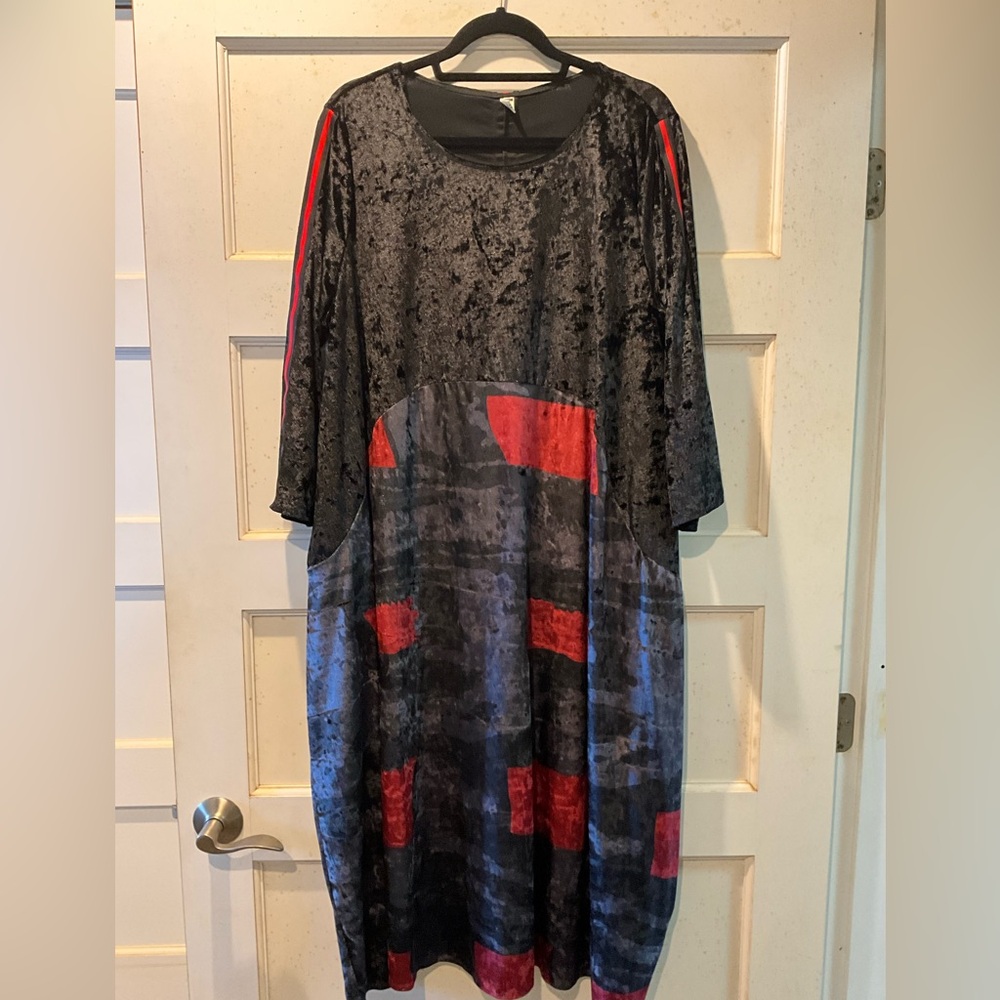 AO RUN Black/red non-stretch, crushed panné velvet maxi dress. Chinese size 4X.